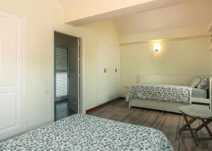 Nuria, Con Piscina Privada Casa de Férias *